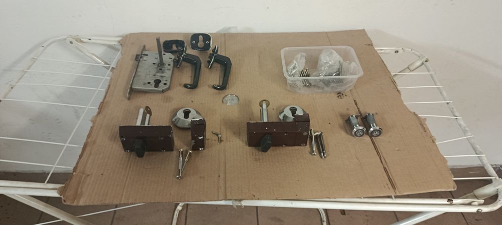 Zamki i szyldy drzwiowe zewnętrzne i wewnętrzne