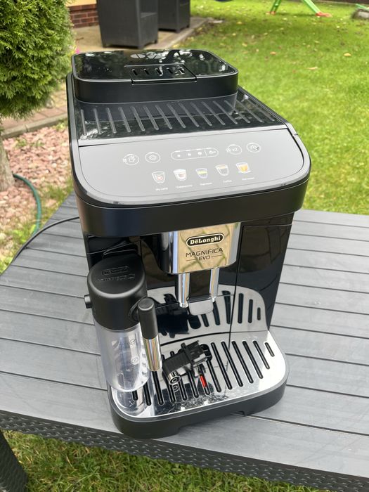 Кавомашина Delonghi Magnifica EVO привезена вз Швейцаріі гарантія