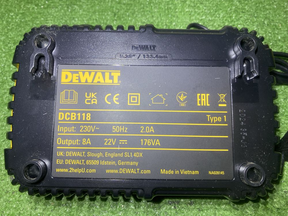 Зарядка dewalt 18V DCB118 девальт нові