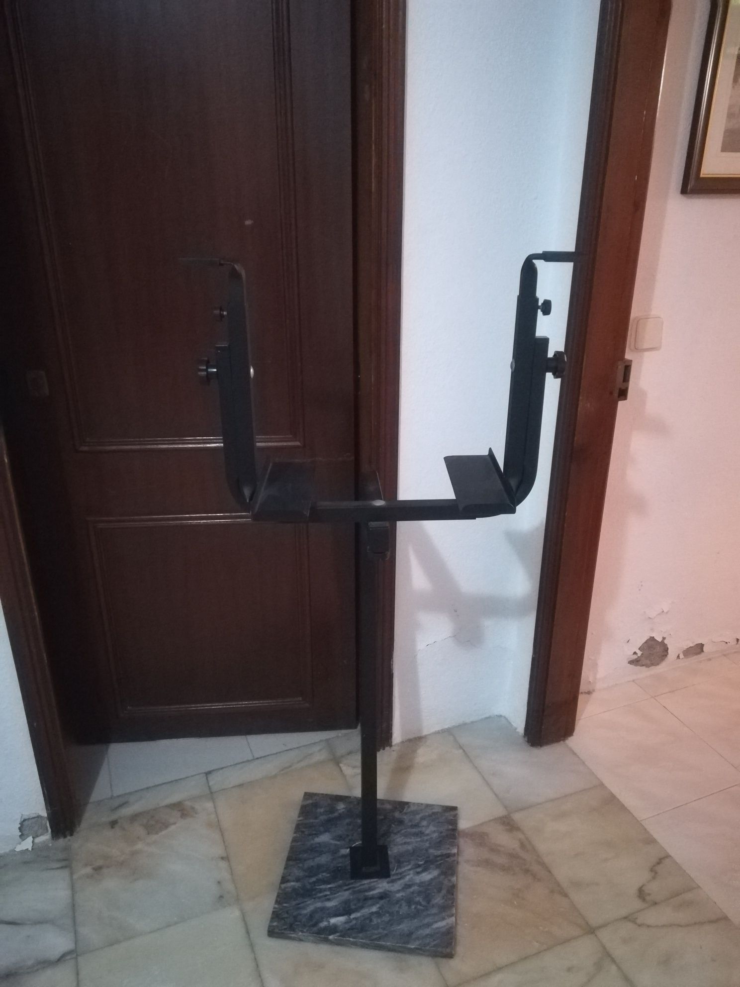 Suporte para tv com base em pedra mármore.