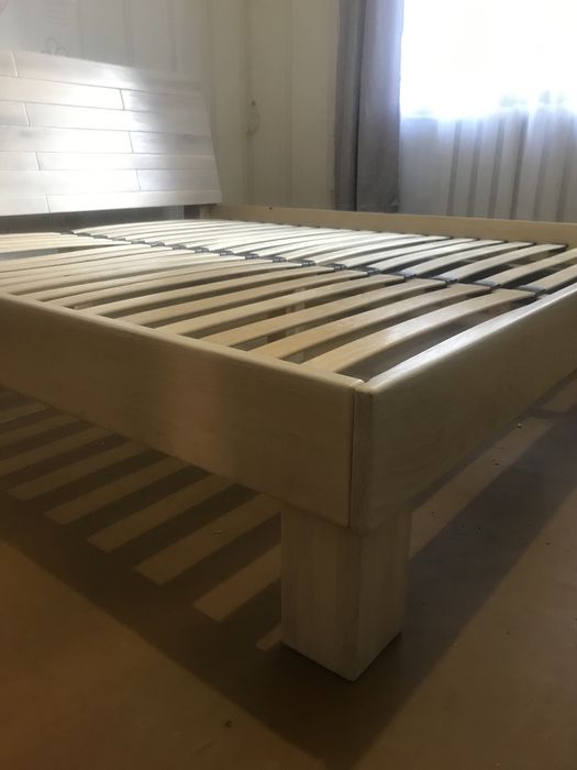 Ліжко двоспальне деревяне.