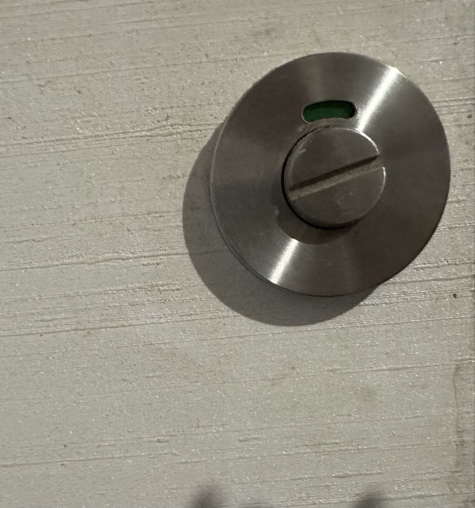 Sistema de fixação em aço inox + Porta de correr + Fecho