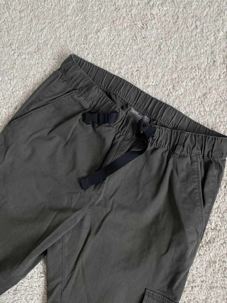 Zielone khaki spodnie cargo bojówki wojskowe z kieszeniami asos 38 M