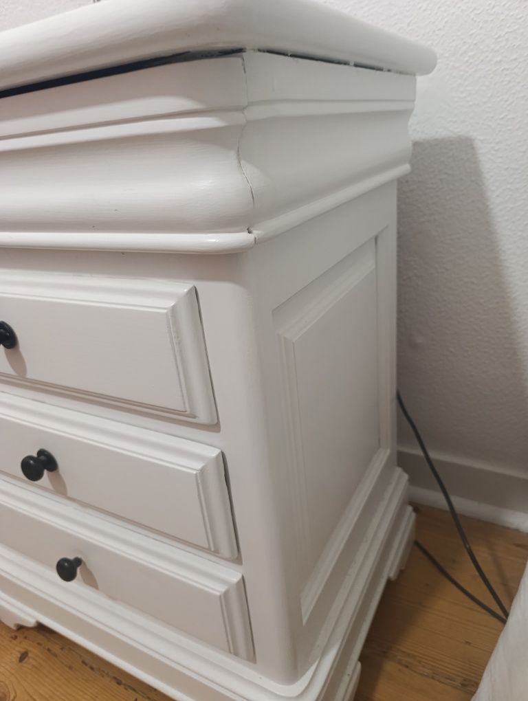 Cómoda em madeira pintada de branco
