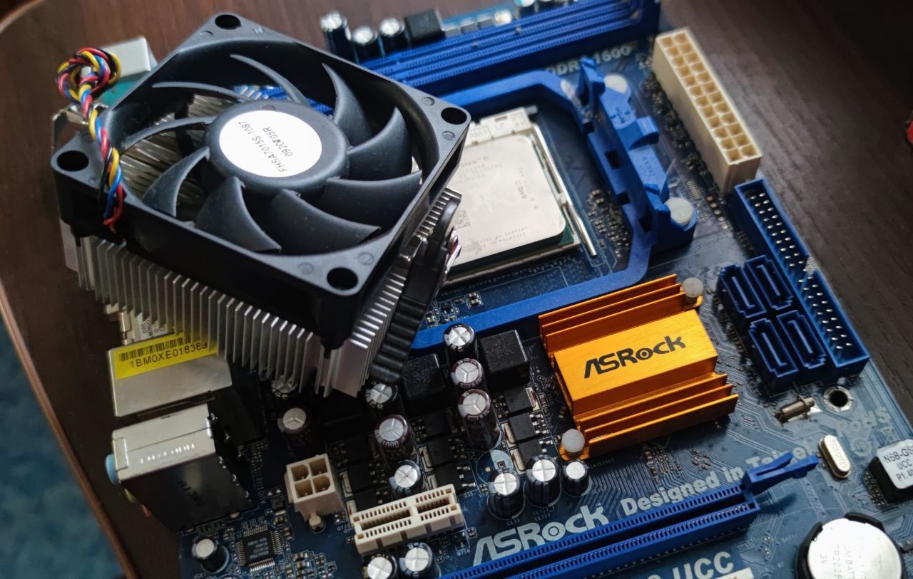 Материнська плата ASRock N68-GS3 UCC + Проц подарунок