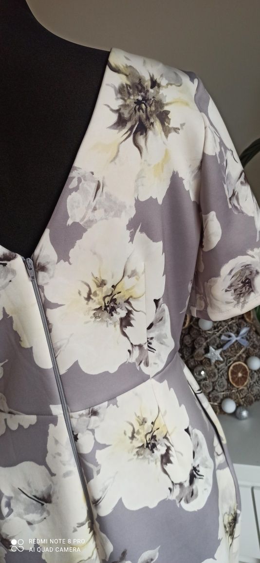 Sukienka elegancka w kwiaty Asos