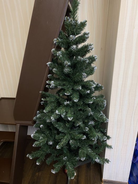 Продам елку европейскую искусственную разборную с игрушками гирляндами