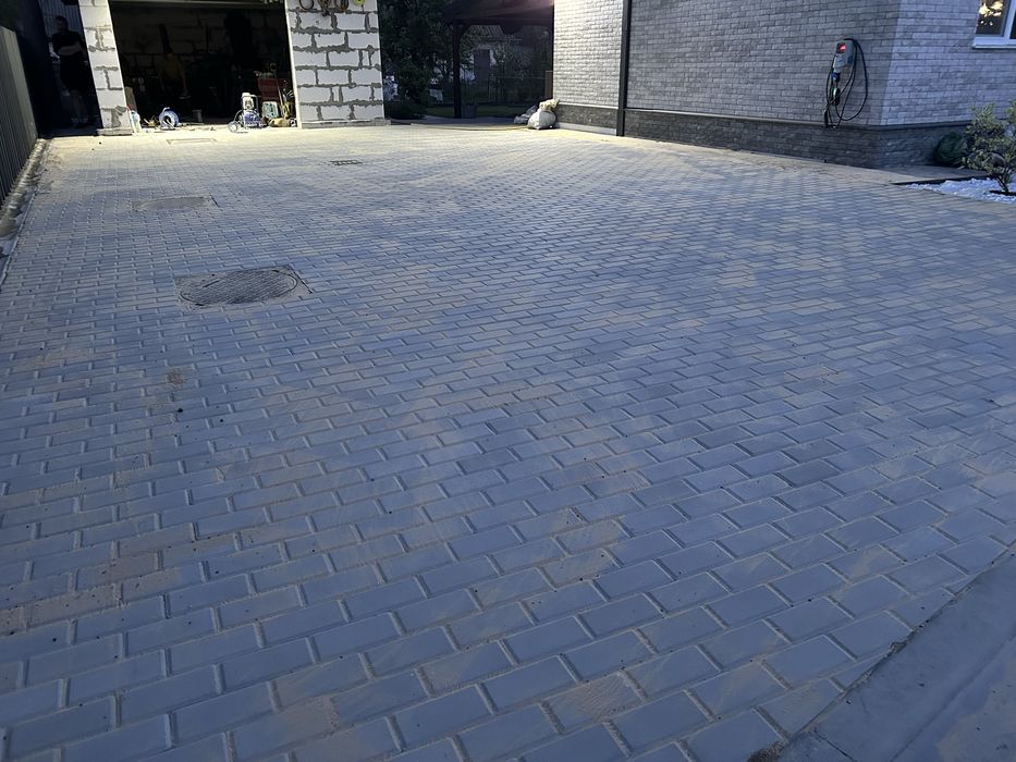 Укладання тротуарної плитки фем бруківка Укладка тротуарной плитка фэм