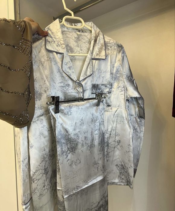 Шовкова піжама голуба домашній комплект з трендовим принтом, як ivina