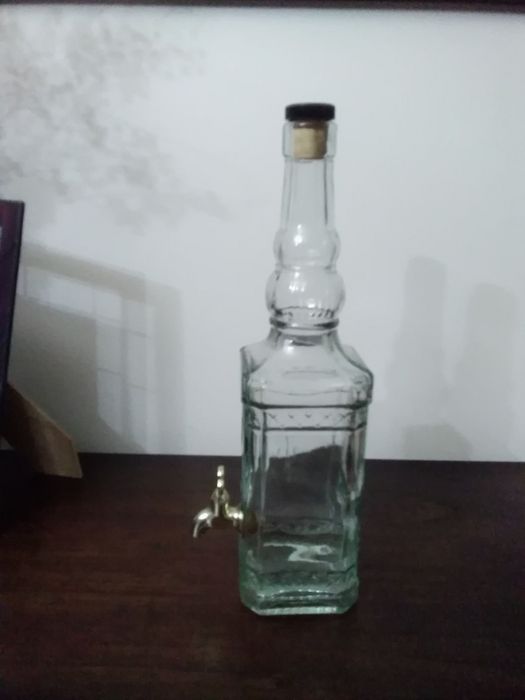 Garrafa antiga com torneira.