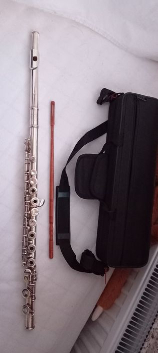 Flet poprzeczny yamaha z otwartymi klapami