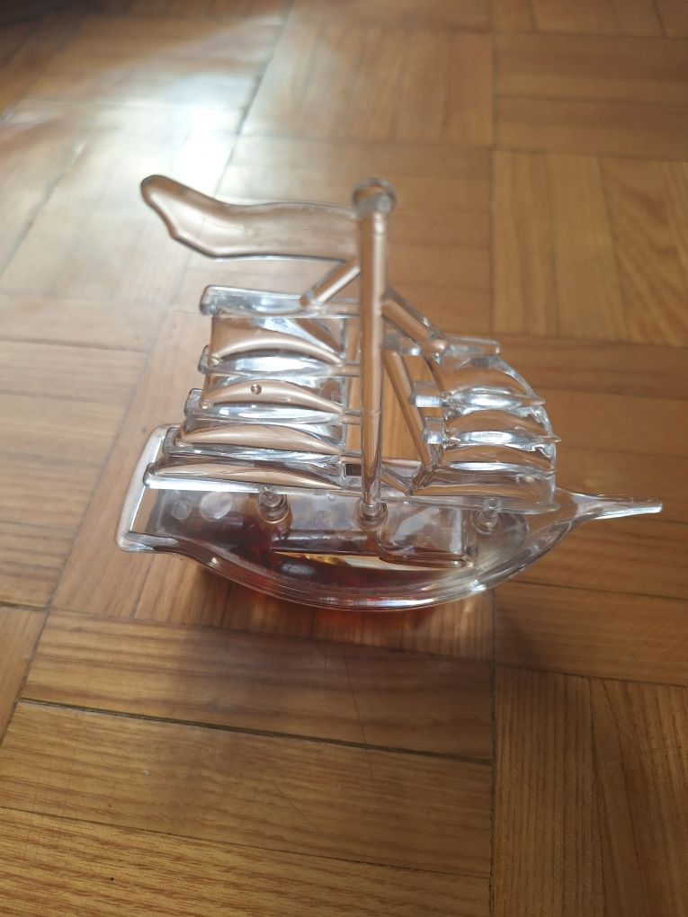 Statek z bursztynem figurka plastik szkło rzeźba bursztynka retro
