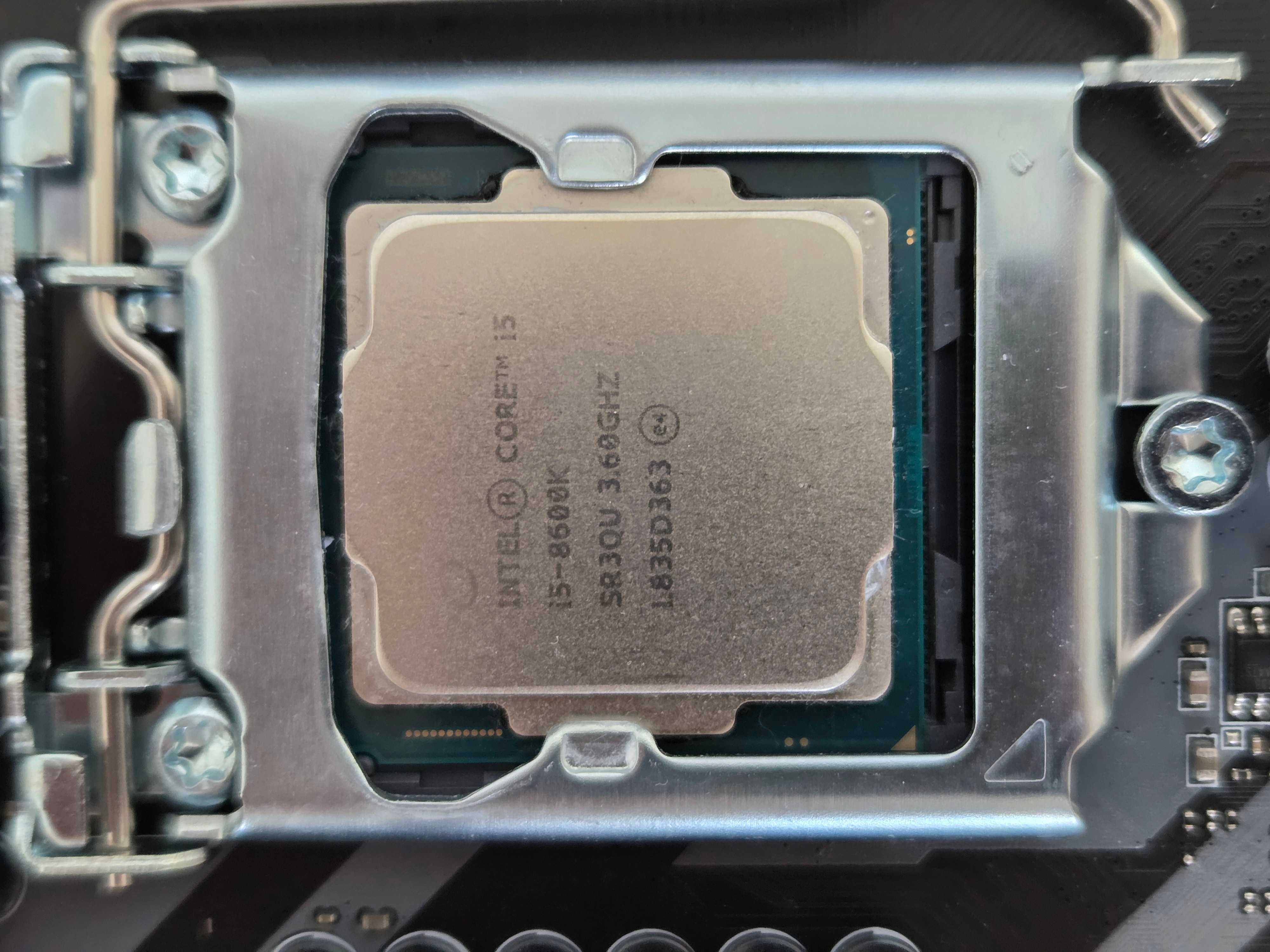 Intel Core i5 8600K (Delid) + MSI Z370 TOMAHAWK + 16 GB RAM DDR4-3200