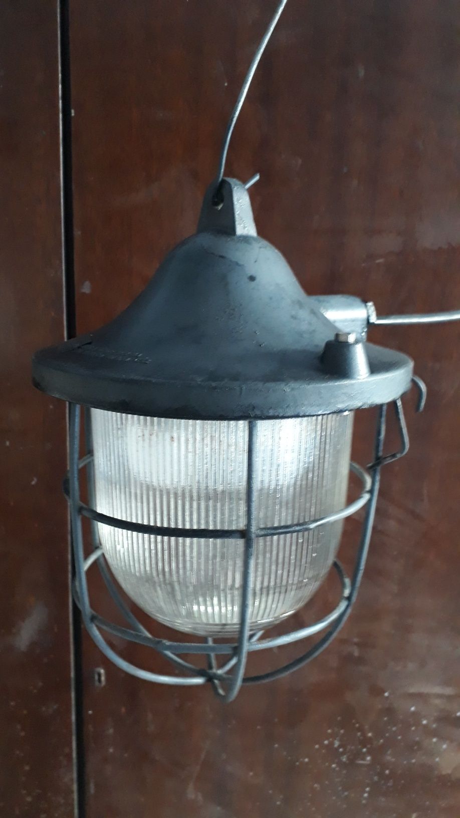 Lampa wisząca przemyslowa.