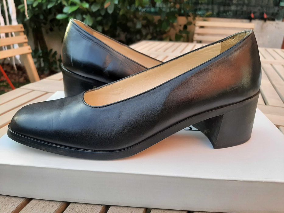 Sapatos elegantes e confortáveis em pele.