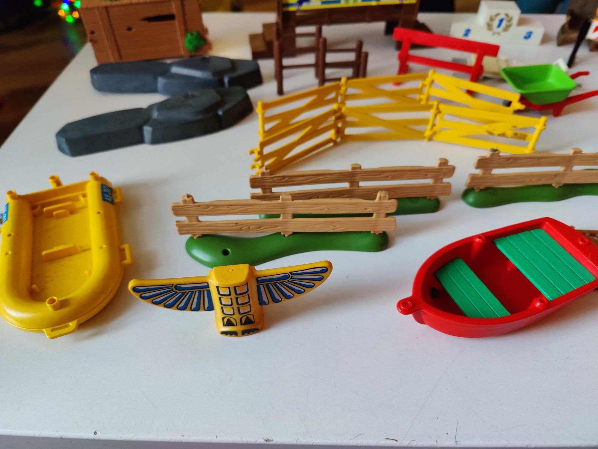 Elementy Playmobil- nosze, kroplówką, plotki, łódź, deskorolki