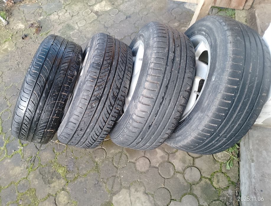 Колеса на автомобіль.  .