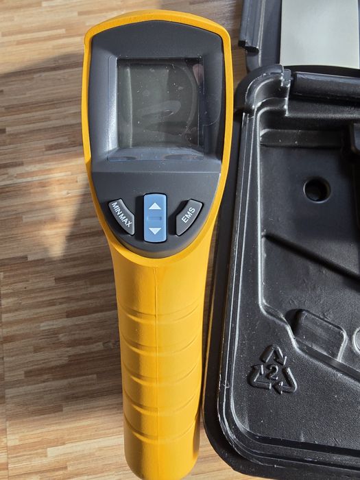Fluke 561 Pirometr z termometrem i wskaźnikiem laserowym -
