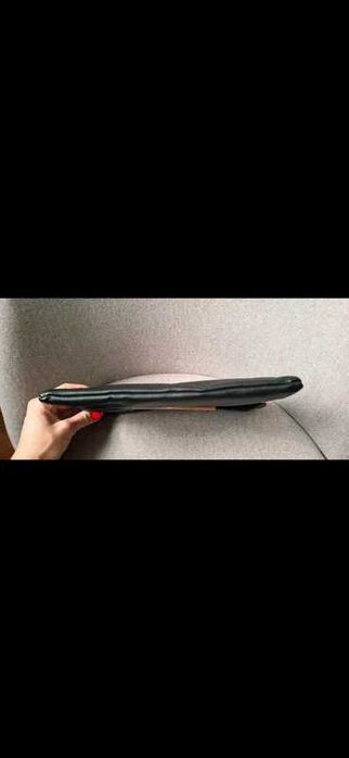 Czarna torebka pikowana kopertowka do ręki New Look