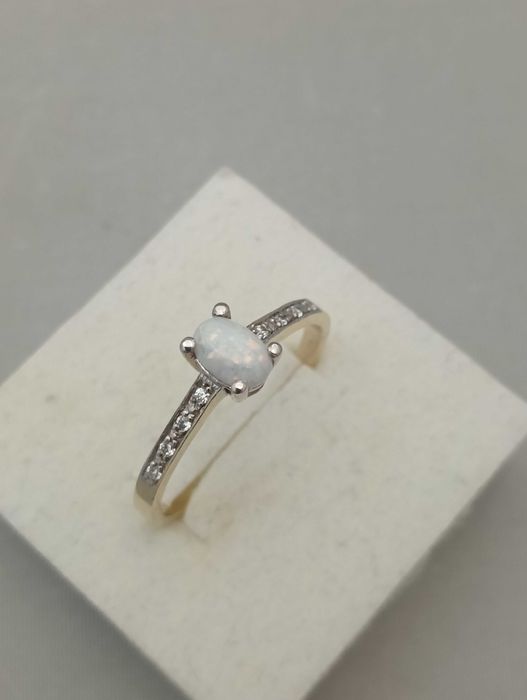 Złoty pierścionek z opalem i cyrkoniami 1,80 g