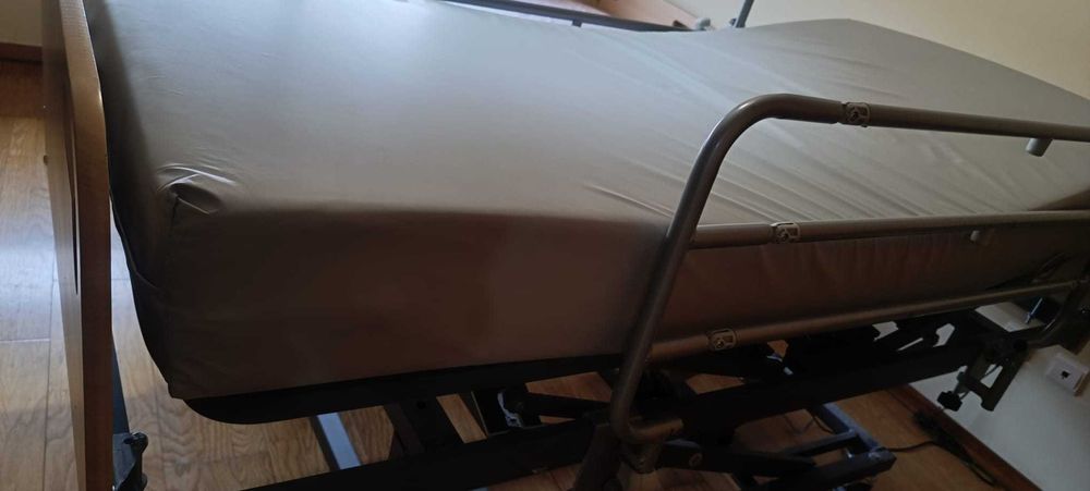 Cama articulada elétrica elevatória, como nova