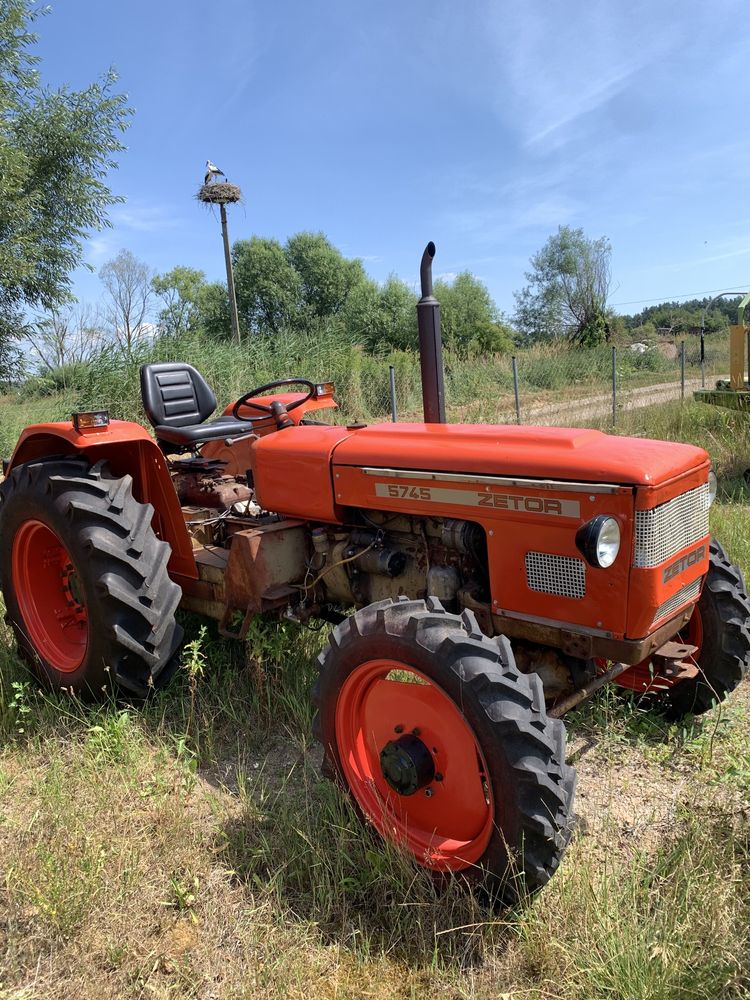 Zetor 5745 4 na 4 wspomaganie.