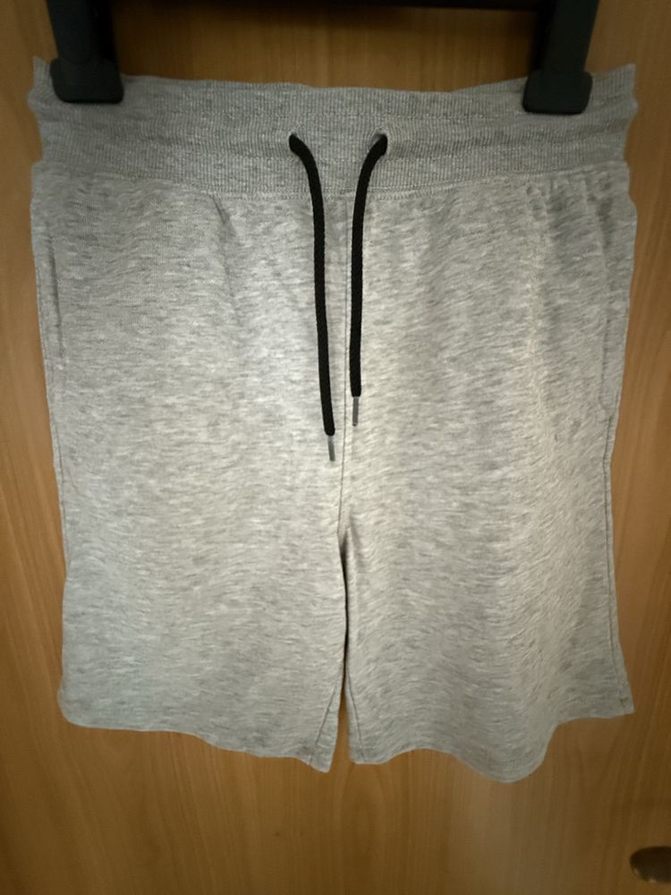 HM - krótkie spodenki dresowe rozm. 146 cm 2 pary