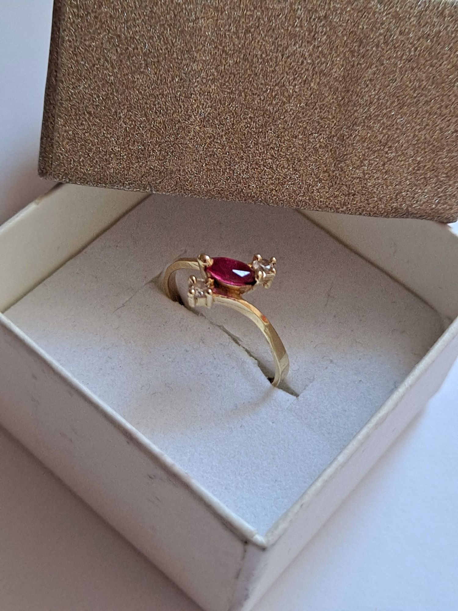 8K złoty pierścionek pr333, rubinowa cyrkonia