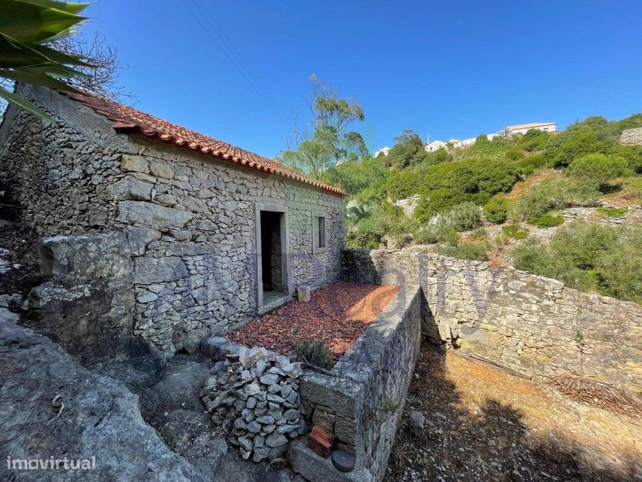 Terreno Rústico Com Casa Agrícola Em Pedra|Reguengo Grande|Lourinhã