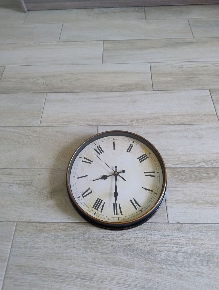 Zegar retro ścienny okrągły cyfry rzymskie, cichy 27cm.