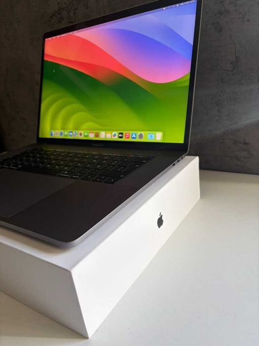 MacBook Pro 15" – IMMACULATE! | i7 / 16 GB / 512 GB SSD / Radeon 560X64551178440707121