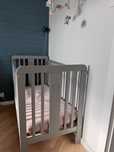 Łóżeczko niemowlęce Woodies Star Cot 120×60 szare wraz z materacem
