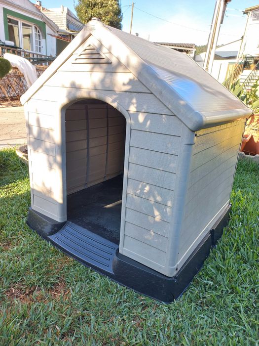 Casota e comedouro para cão