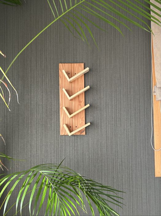 Garrafeira de parede feita em pinho.