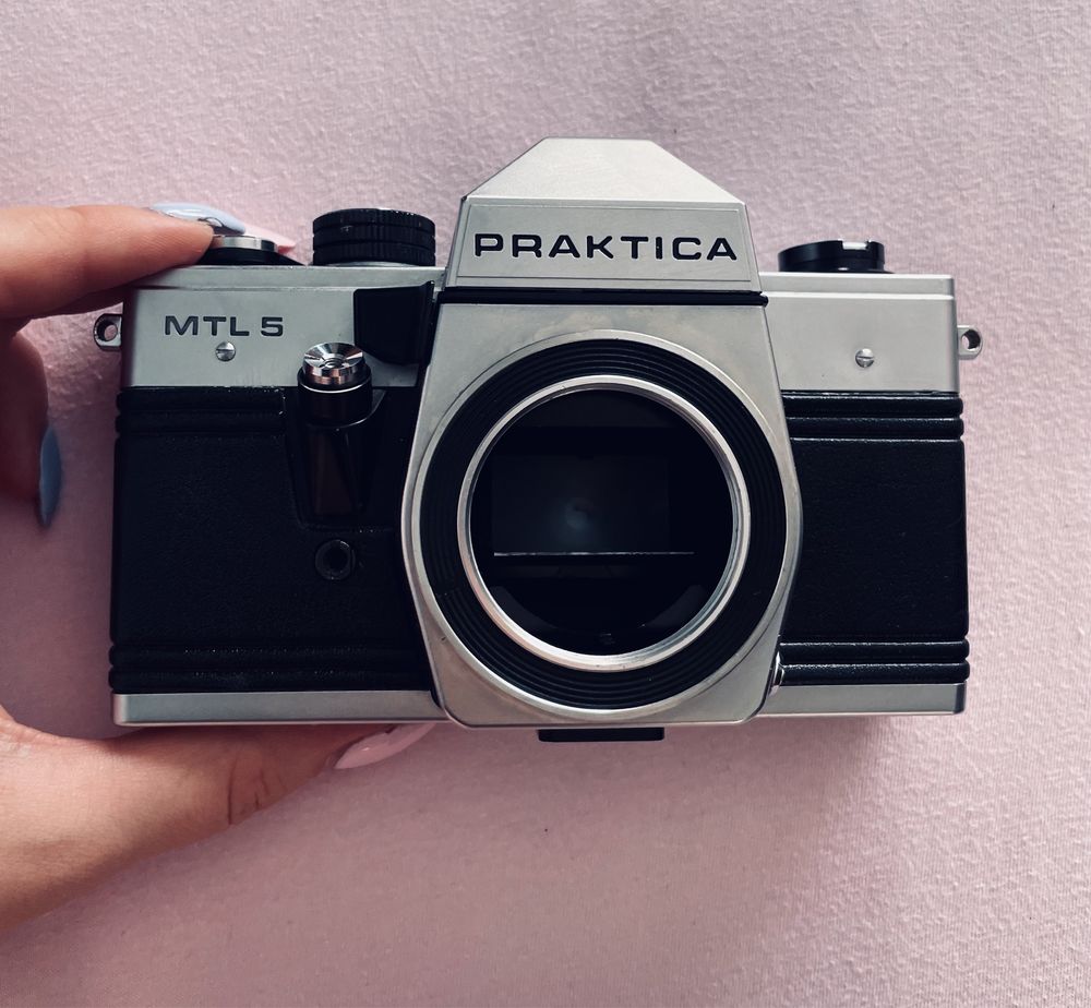 Aparat analogowy Practica MTL5 body razem z lampą i pokrowcem