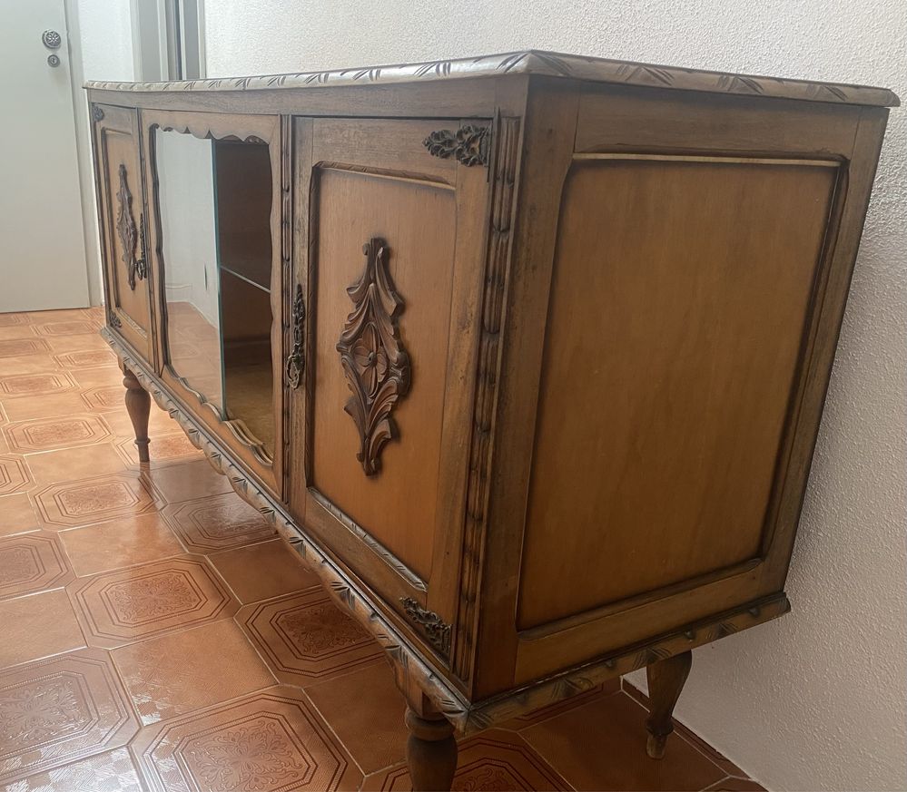Móvel de madeira antigo