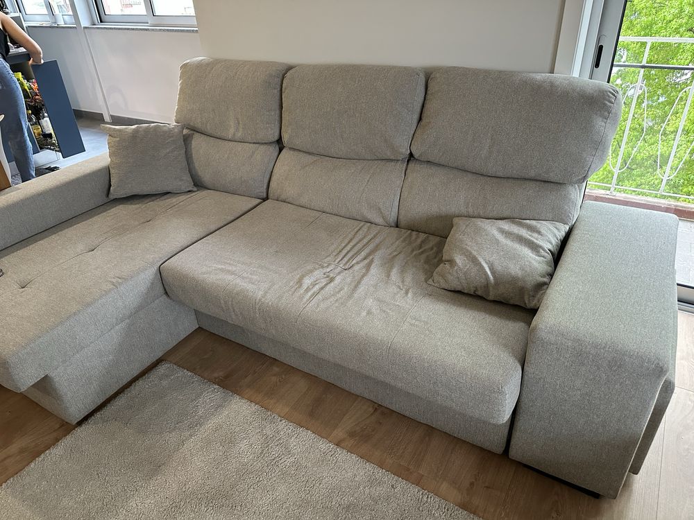 Sofa de sala com duas almofadas