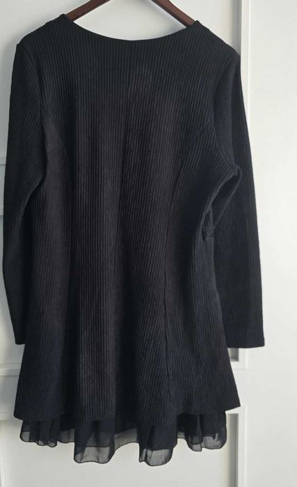 Czarna sukienka w prążki z falbanką roz. L