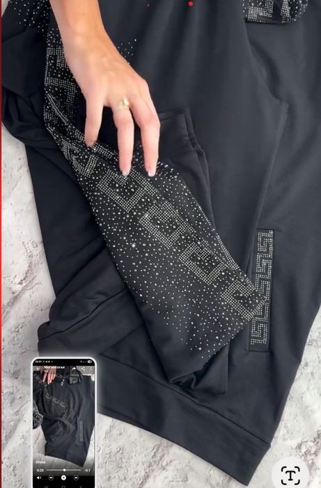 Продам шикарний жін.спорт.костюм з камінцями Туреччина