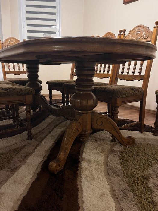 Rozkładany stół dębowy w zestawie z 8 krzesłami