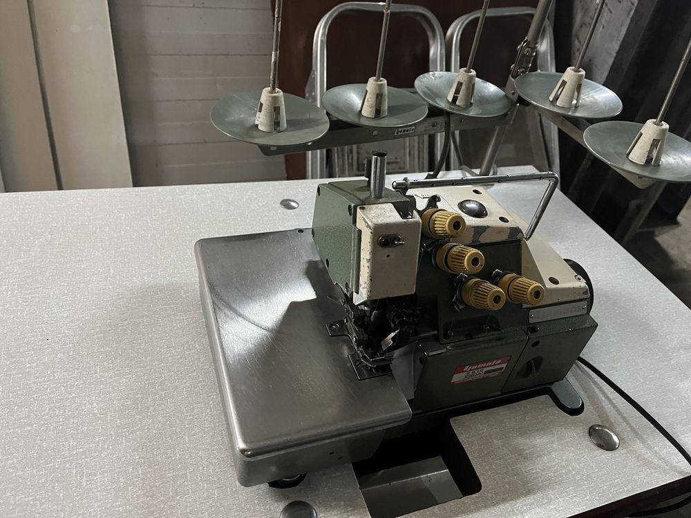 Maquina de costura corte e cose YAMATO