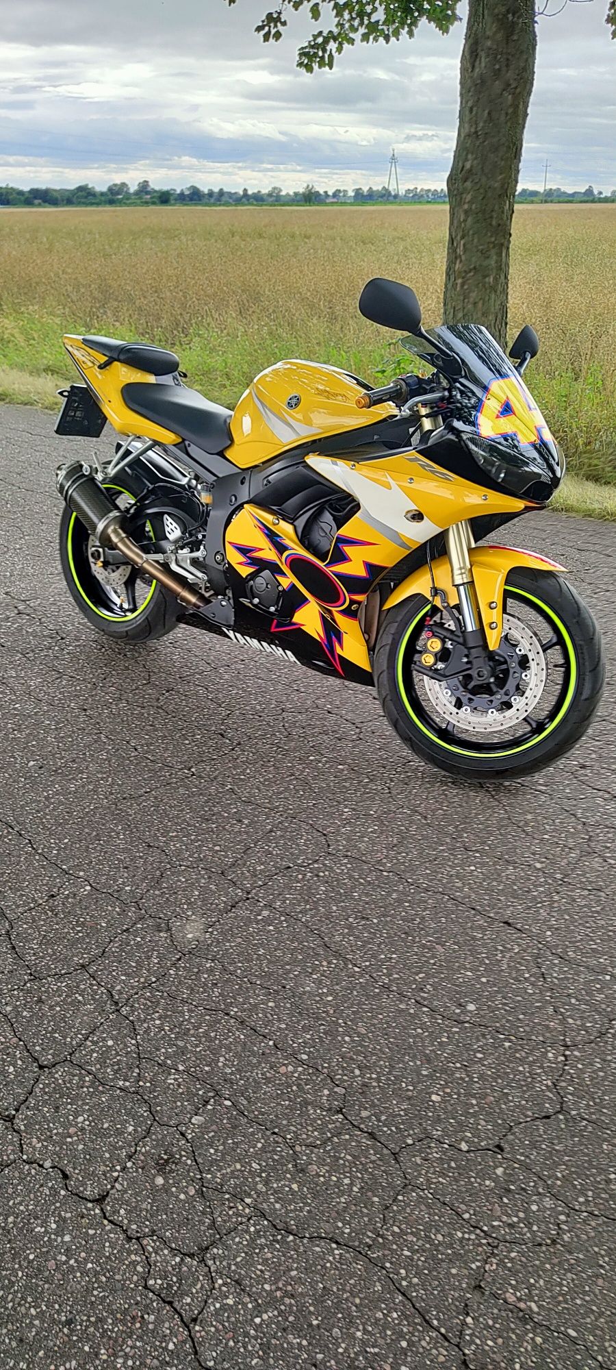 Yamaha yzf R6 vr 46 Valentino Rossi