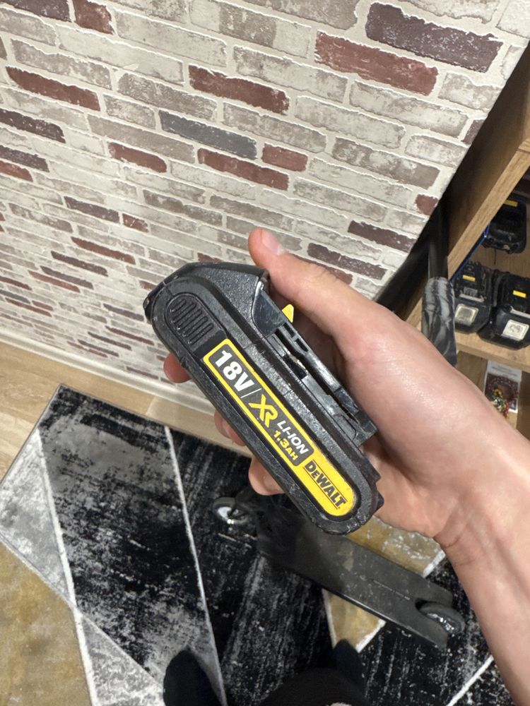 Bateria dewalt 18V li-ion 1.3AH uszkodzona