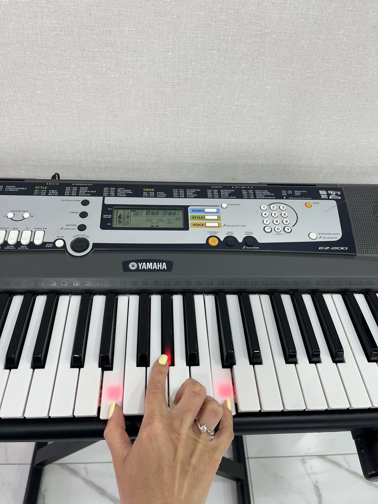 Синтезатор YAMAHA EZ-200 /портативная клавиатура/Идеальна для обучения
