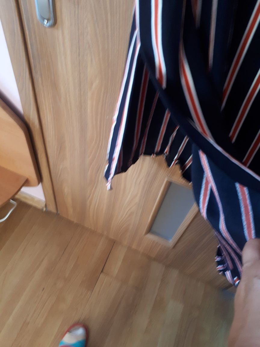 Sukienka w paski rozcięcie po bokach summum studio L