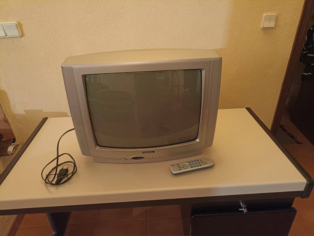 Televisão 55 cm a cores da marca "CROWN" com comando à distância