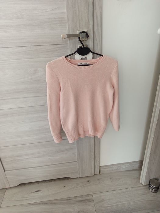 Różowy sweter damski