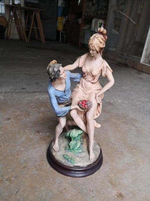 Estatueta com base de madeira, 45 cm