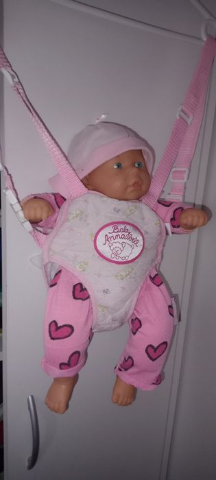 Lalka z plecakiem nosidełkiem.