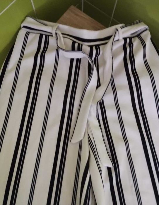 Жіночі білі брюки у смужку